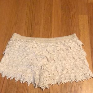 Patterned cream shorts perfect for summer!